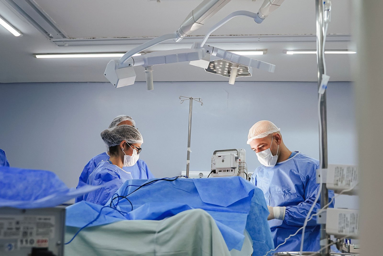Dra. Yasmin e Dr. Marcos Aurélio em cirurgia